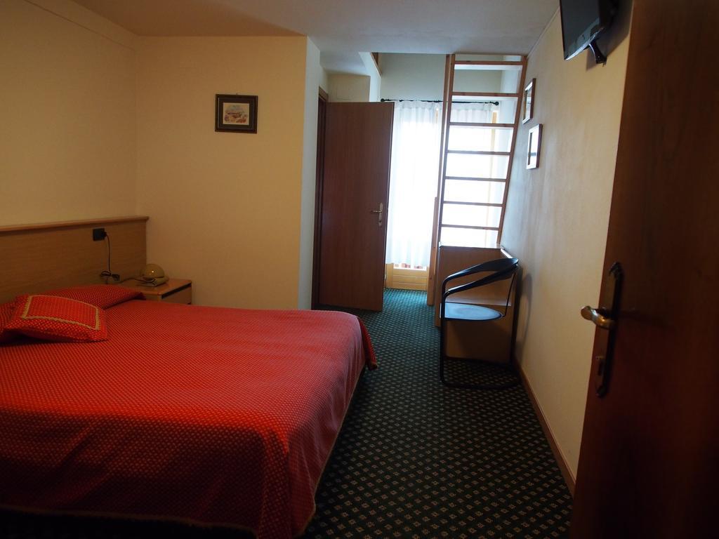 Hotel Belvedere Roana Room photo